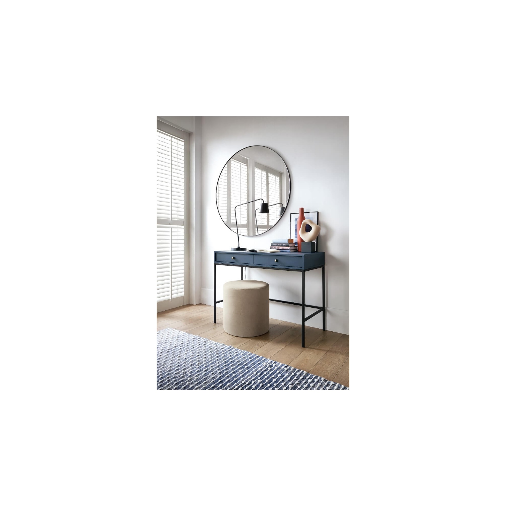 Toaletka na metalowych nogach