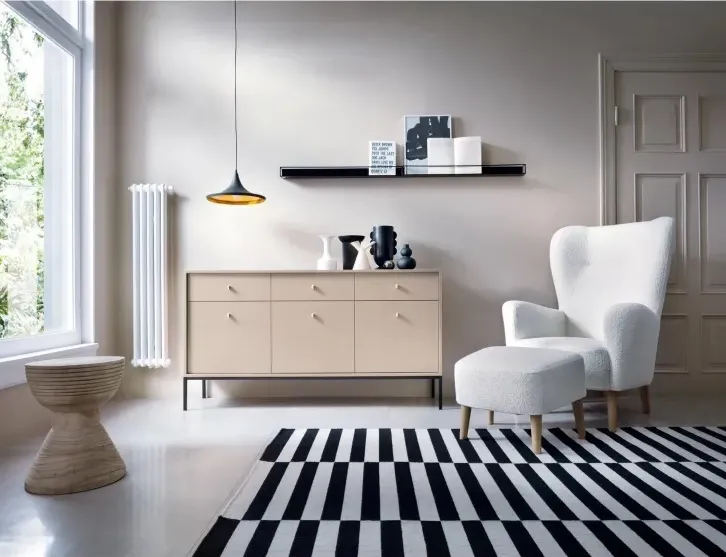 Szeroka komoda MINIMAL na metalowych nogach